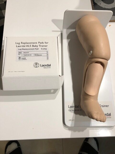 Laerdal trenażer do wkłuć doszpikowych + wkłady !!