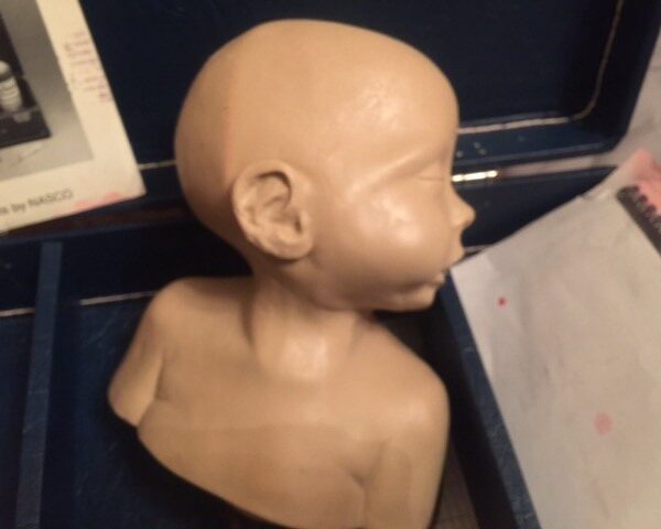 Manekin – Model głowy noworodka do nauki iniekcji