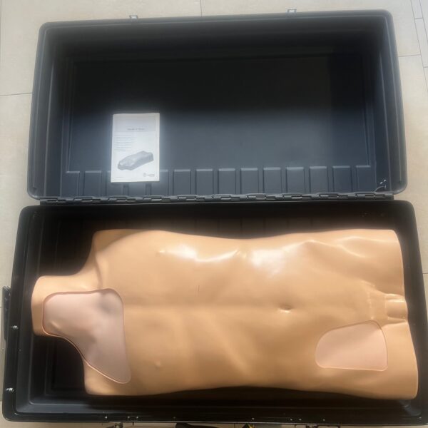 Laerdal IV Torso - trenażer technik uzyskiwania dostępu dożylnego.