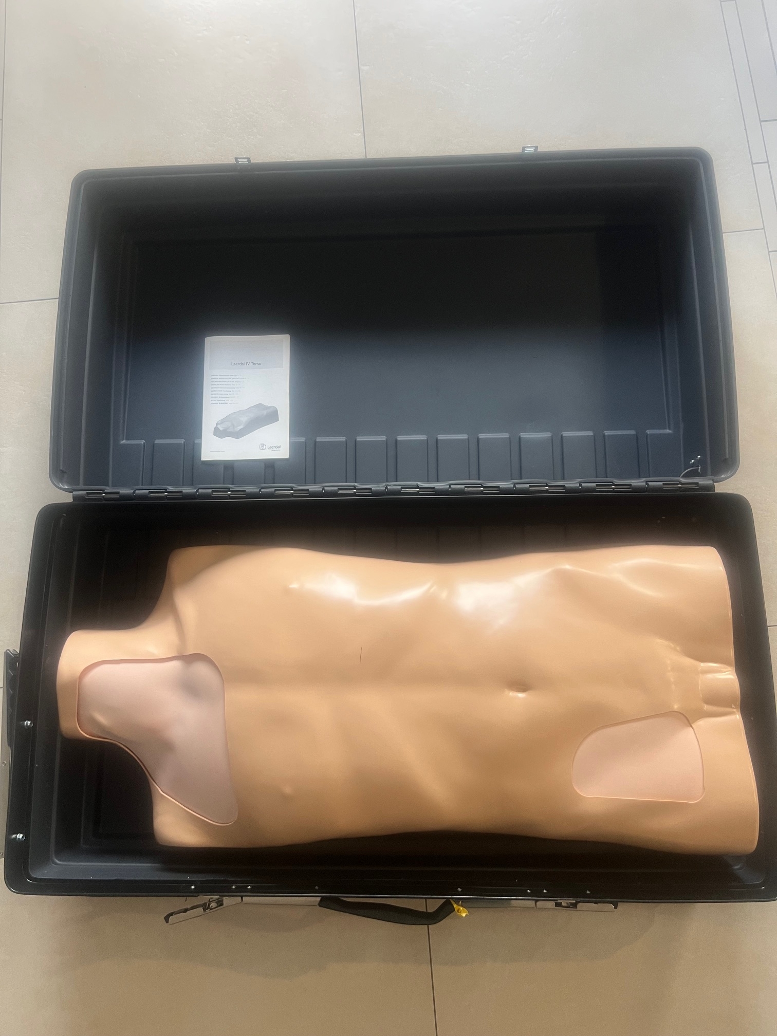 Laerdal IV Torso - trenażer technik uzyskiwania dostępu dożylnego. Laerdal IV Torso - trenażer technik uzyskiwania dostępu dożylnego.