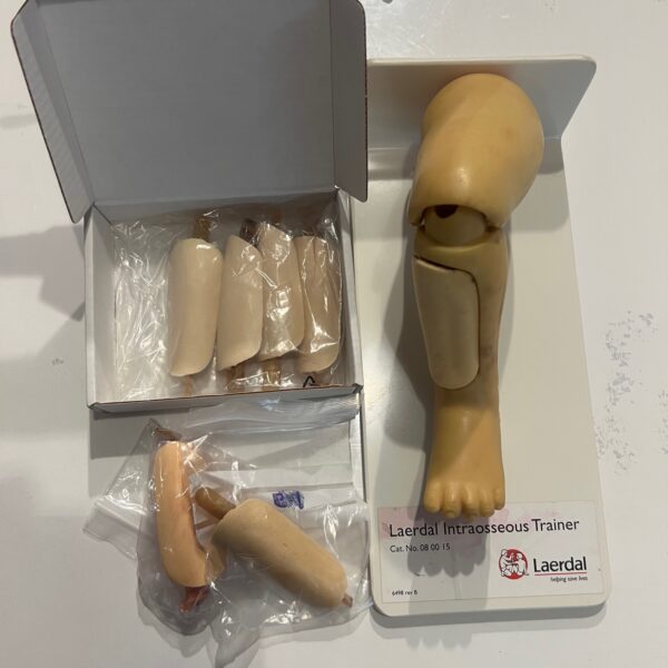Laerdal trenażer do wkłuć doszpikowych + wkłady (używany) !!