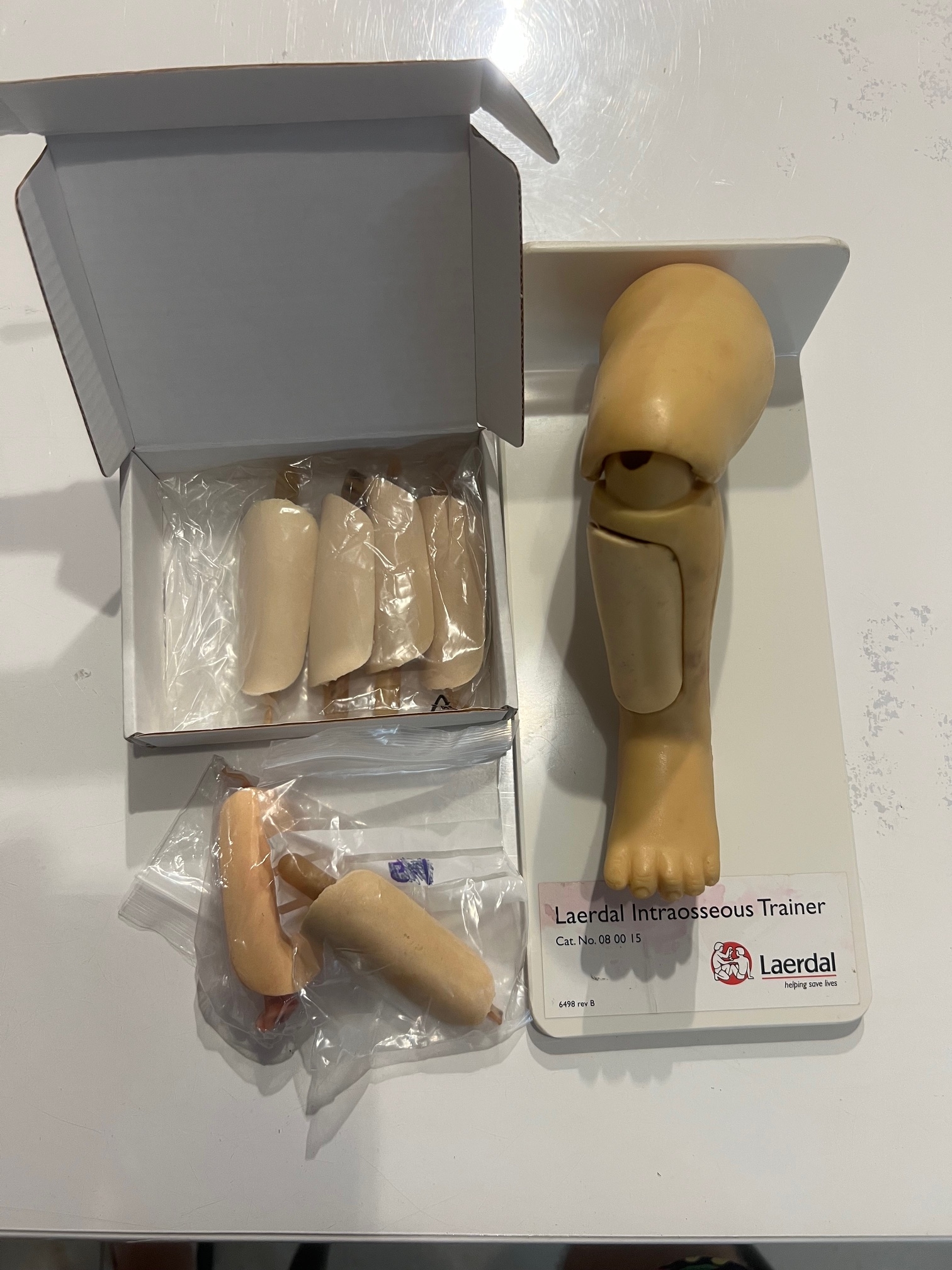 Laerdal trenażer do wkłuć doszpikowych + wkłady (używany) !!